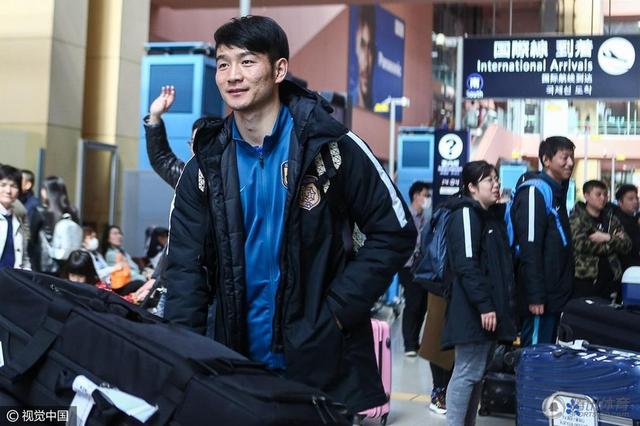 林德洛夫是滕哈赫本赛季至今使用最多的中卫，他在所有比赛中出场18次。